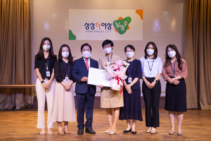 남양주풍양보건소는 지난해 '지역 보건사업 우수사례 발굴 역량강화 교육과정' 우수사례로 선정돼 질병관리청장의 상을 수상했다. 사진은 남양주시 9월 월례조회에서 진행된 표창 수여식 기념사진.(사진=남양주시 제공)