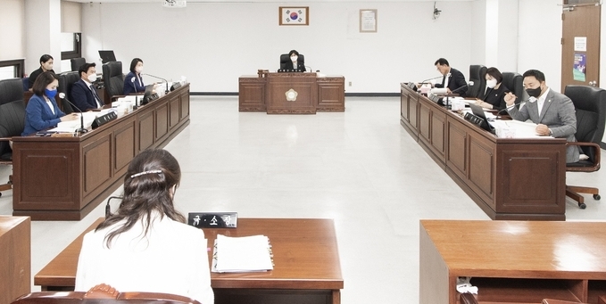 김포시의회 행정복지위원회(위원장 유영숙)에서 주차장 임대 시설비와 관련해 의원들이 질의하고 있다. (사진 =천용남기자)