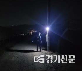 '솔라LED센서등'이 빛을 발하고 있다. (사진=포천경찰서 제공)