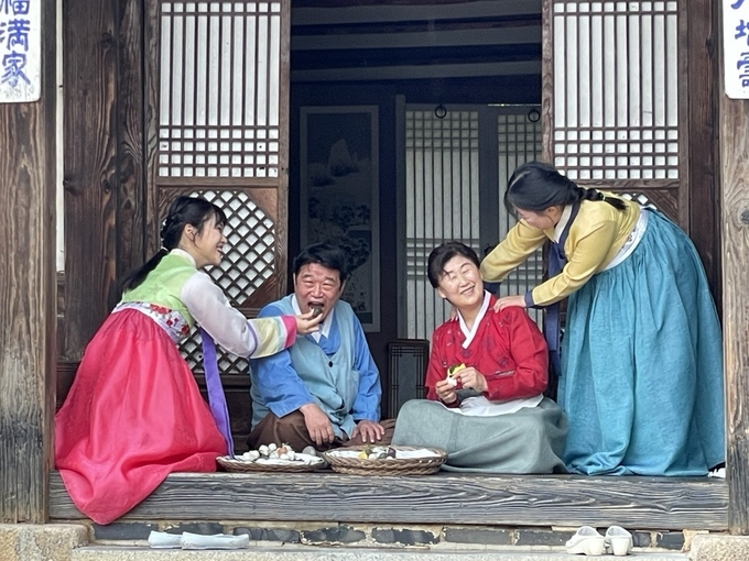 송편을 나눠 먹는 대감댁. (사진=한국민속촌 제공)