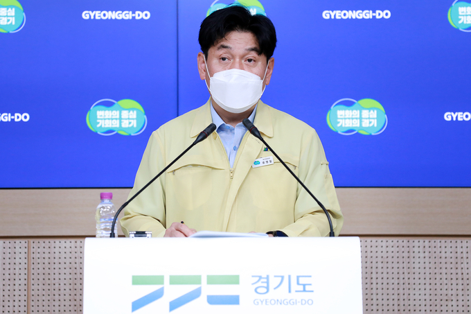 6일 오후 경기도청 브리핑룸에서 류영철 보건건강국장이 코로나19 대응 관련 기자회견을 하고 있다. (사진=경기도 제공)
