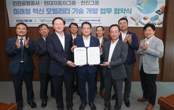 6일 오후 공사 회의실에서 열린 ‘인천공항 미래형 혁신 모빌리티 기술 개발 업무 협약식’에서 인천국제공항공사 김경욱 사장(사진 앞줄 가운데), 현대자동차그룹 김걸 사장(사진 앞줄 오른쪽) 및 한진그룹 우기홍 사장(사진 앞줄 왼쪽)이 협약 체결 후 기념촬영을 하고 있다. ( 사진 = 인천국제공항공사 제공 )