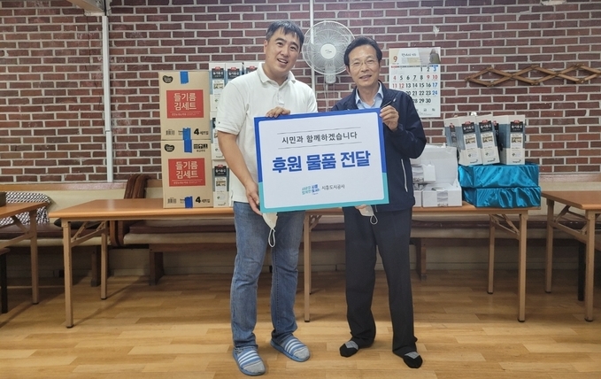 시흥도시공사는 추석 명절을 맞아 지난 6일 시흥시 정왕동에 위치한 낙원재가복지센터를 방문하여 쌀, 떡, 과일 등 후원물품을 전달했다(사진=시흥도시공사 제공)