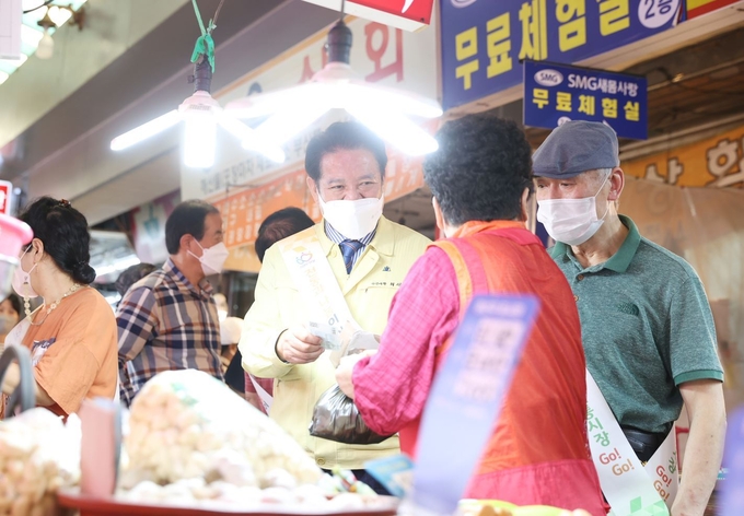 최대호 시장이 추석명절을 맞아 전통시장을 찾아 상인들을 격려하고 있다.(사진=안양시 제공)