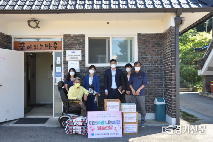 영북면 아동양육시설 ‘꿈이있는마을’에 정영숙 교육장(왼쪽 세번째)과 직원들이 방문했다. (사진=포천교육지원청 제공)