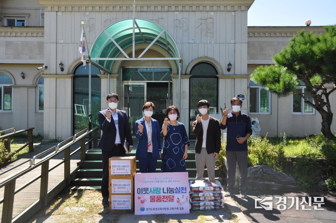 일동면 지역아동센터‘ 일동밀알지역센터’에 정영숙 교육장(왼쪽 두번째)과 직원들이 방문했다. (사진=포천교육지원청 제공)