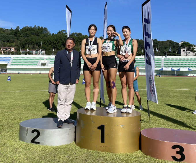 7일 경북 예천군 예천공설운동장에서 열린 제33회 전국실업단대항육상경기대회 여자부 200m 결승에서 우승을 차지하며 시즌 7관왕에 오른 이민정(시흥시청·왼쪽 세번째)이 2, 3위 입상 선수들과 기념사진을 찍고 있다. (사진=시흥시청 육상팀 제공)