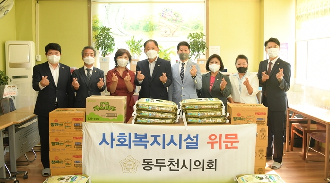 동두천시의회가 관내 사회복지시설 8곳을 방문해 격려품을 전달했다.(사진=동두천시의회 제공)