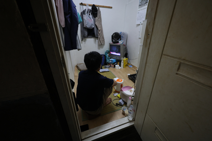 선풍기 바람으로 더위 식히는 쪽방촌 주민. (사진=연합뉴스 제공)