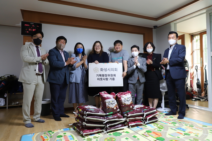 화성시의회 기획행정위원회 위원들이 복지시설을 방문 위문품인 쌀을 전달했다(사진-화성시의회 제공)