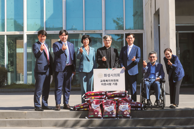 교욱복지위원회 위원들이 중증장애인 거주시설인 둘다섯해누리 복지시설에 위문품을 전달했다(사진-화성시의회 제공)