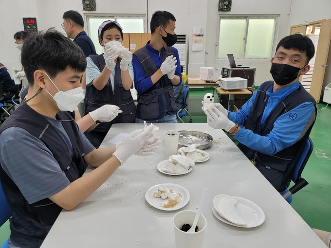 반죽을 직접 만들어 송편을 빚고 있다. (사진=성남시보호작업장 제공)