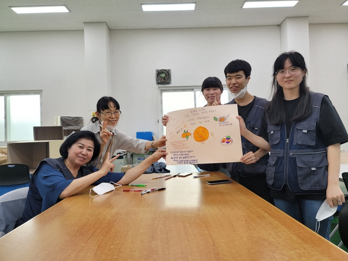 롤링페이퍼로 서로의 마음을 전하는 시간을 갖고 있다. (사진=성남시보호작업장 제공)