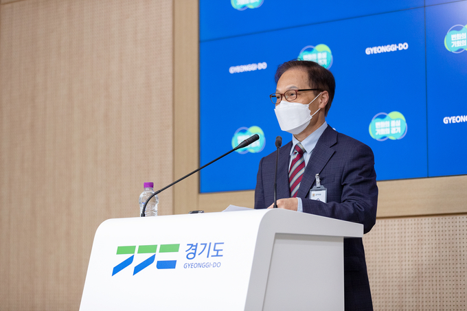 류인권 경기도 기획조정실장이 8일 경기도청에서 기자회견을 열고 제2회 추가경정예산안을 발표하고 있다. (사진=경기도 제공)
