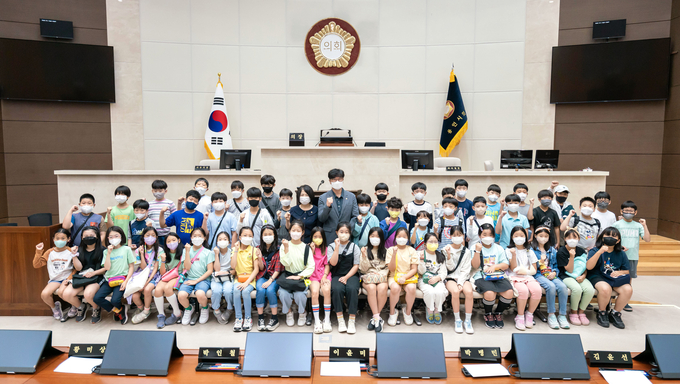용인특례시의회는 의회가 운영하는 ‘청소년 지방자치아카데미’에 지난 6~8일까지 초당초등학교 4학년 학생 150명이 참여했다.(사진=용인시의회 제공)