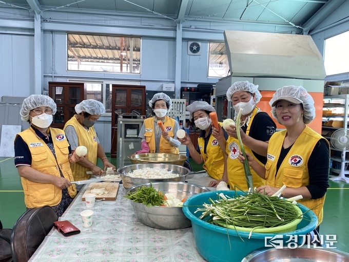 반찬만들기에 나선 자원봉사자들의 얼굴에 웃음이 가득하다. (사진=포천시 종합자원봉사센터 제공)