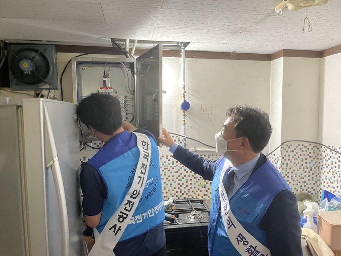 윤관석 국회의원이 지난 7일 오후 전통시장의 점포를 방문해 한국전기안전공사 직원과 전기안전점검을 진행하고 있다. ( 사진 = 조경욱 기자 )