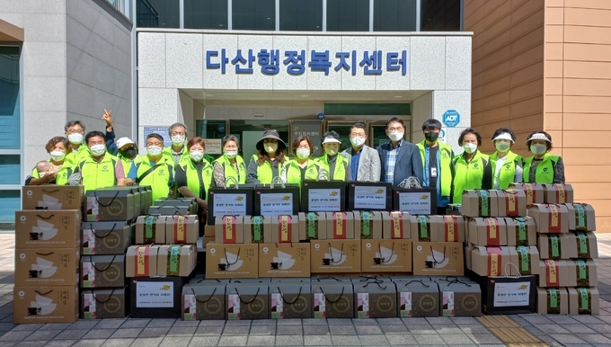 남양주시 다산1동 지역사회보장협의체는 7일 추석을 맞아 관내 취약계층 55가정에 추석 명절 선물 꾸러미를 전달했다.(사진=남양주시 제공)