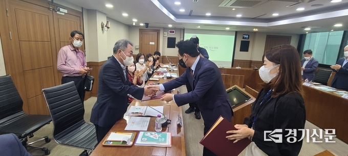 송호철 전 포천우체국장이 백영현 포천시장으로부터 인구정책위원회 위원 위촉장을 받고 있다. (사진=문석완 기자)