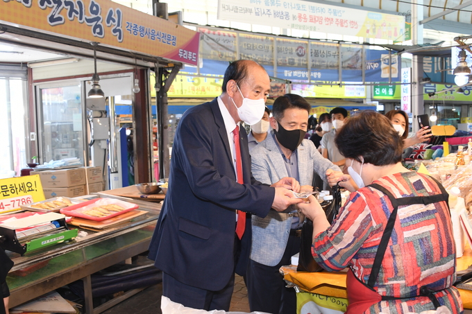 박형덕 동두천시장이 시장을 방문하여 상인들과 대화를 나누고 있다.(사진=동두천시 제공)