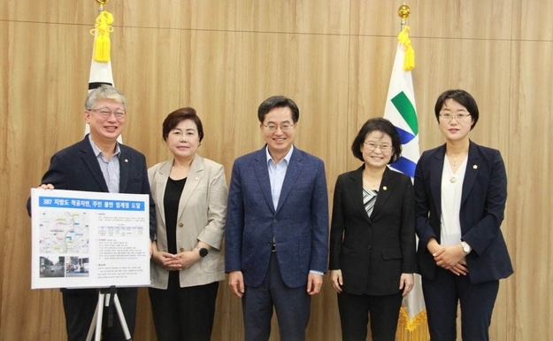 조응천 의원 등이 김동연 경기도지사를 만나 지역현황 등에 대해 논의하고 특별교뷰금을 확보했다.(사진=조응천 의원실 제공)