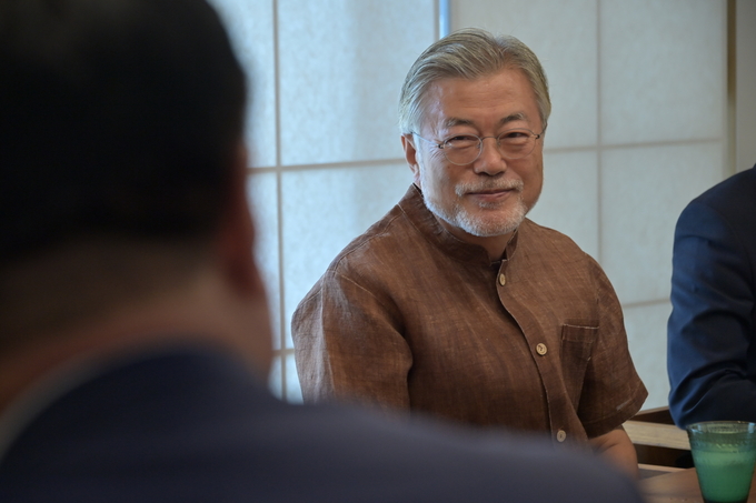 문재인 전 대통령이 지난달 29일 경남 양산시 평산마을 사저에서 이재명 대표 등 더불어민주당 신임 지도부의 예방을 받고 대화하고 있다. (사진=더불어민주당 제공)