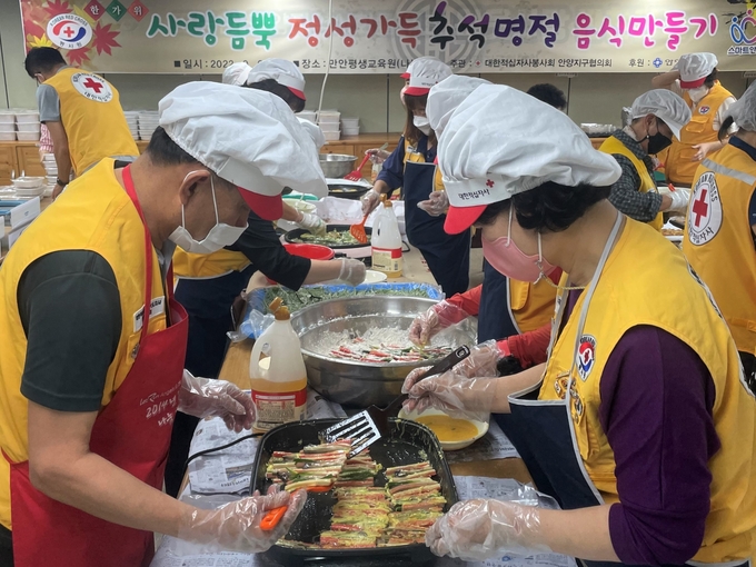 추석 음식 나눔 봉사 중인 봉사자들 (사진=경기적십자 제공)
