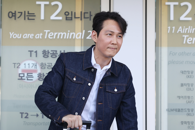 배우 이정재가 미국 로스앤젤레스에서 열리는 에미상 시상식 참석을 위해 8일 오후 인천공항을 통해 출국하고 있다. (사진=연합뉴스 제공)