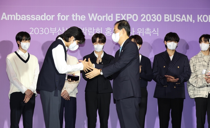 한덕수 국무총리가 올해 7월 19일 서울 용산구 ㈜하이브에서 열린 BTS 부산엑스포 홍보대사 위촉식에서 BTS에게 위촉패를 수여하고 있다. (사진=연합뉴스/자료사진)