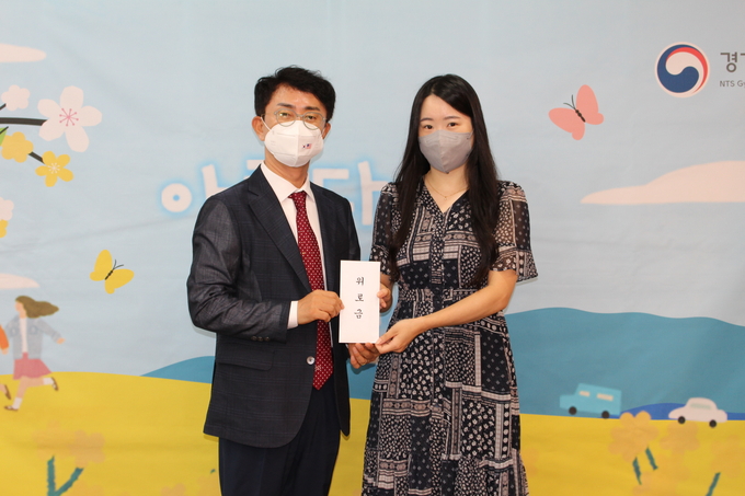 경기광주세무서가 집중 호우로 인해 삶의 터전을 잃은 직원에게 위로금을 전달했다. (사진=경기광주세무서 제공)