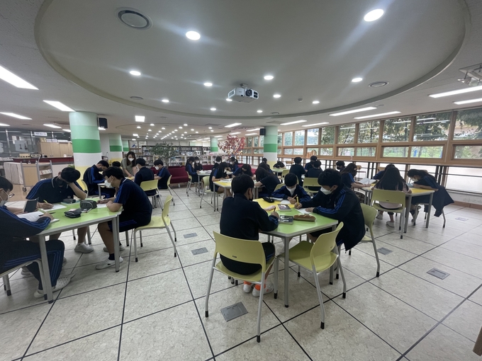  시흥배곧중학교 도서관에서 학생들이 독서 활동을 하고 있다. (사진=시흥배곧중학교 제공) 