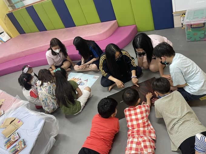  '그림책 생각 나눔' 자율동아리원들이 배곧초 저학년들에게 그림책을 읽어주고 있다. (사진=시흥배곧중학교 제공)