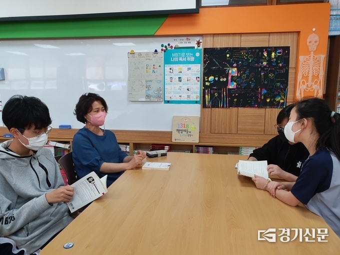 전효순 남양주풍양중 교장(사진 왼쪽부터 두번째)이 도서부원과 도서관 운영에 대해 회의하고 있다. (사진=남양주풍양중학교 제공)