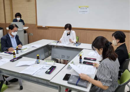남동구 여성가족과와 인천대 산학협력단 관계자가 지난 5일 구 평생학습관에서 연구 용역 착수보고회를 하고 있다. ( 사진 = 남동구 제공 )