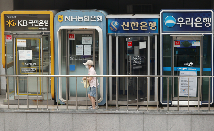 지난 10년 사이 4대 시중은행 당기순이익이 69.3%(3조 7874억원) 느는 동안 은행 임직원은 9.5%, 점포 수는 25.5% 줄어든 것으로 나타났다. (사진=연합뉴스 제공)