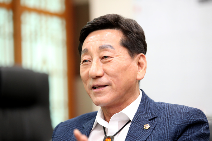 인천시의회 이봉락 제1부의장이 경기신문과 인터뷰를 하고 있다. ( 사진 = 인천시의회 제공 )