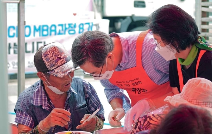 김동연 경기도지사는 추석연휴 마지막 날인 12일 부인 정우영 여사와 함께 수원역 인근에서 짜장면 나눔 봉사활동을 진행했다. (사진=김동연 경기도지사 페이스북 캡처)