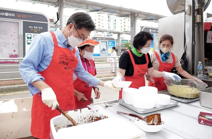 김동연 경기도지사는 추석연휴 마지막 날인 12일 부인 정우영 여사와 함께 수원역 인근에서 짜장면 나눔 봉사활동을 진행했다. (사진=김동연 경기도지사 페이스북 캡처)