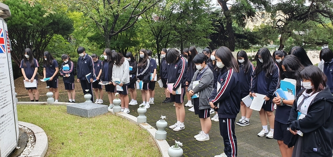 광주 경화여중 학생들이 평화공원을 찾아 6·25전쟁과 관련 공감통일특별교육을 실시하고 유엔군 참전 희생자를 추모하고, 있다.(사진=경화여중 제공)