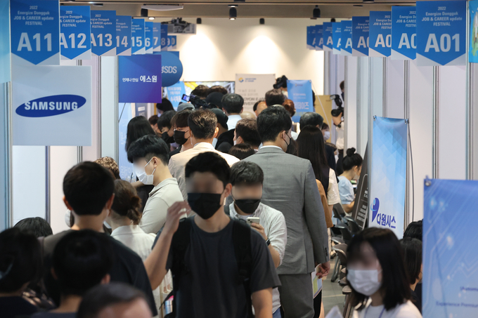 지난 1일 학생들이 서울 중구 동국대학교에서 열린 취업박람회 대기업 부스에서 상담을 받고 있다. (사진=연합뉴스 제공)