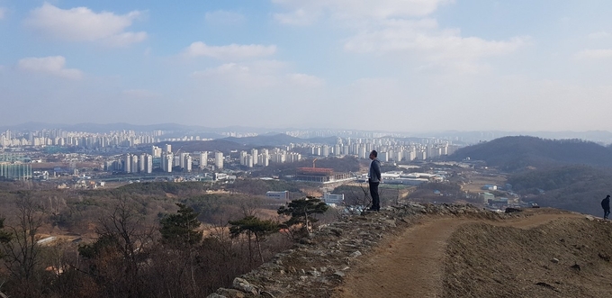 독산성의 탁 트인 전망. 동탄방향 전경. (사진=성남학연구소 제공)