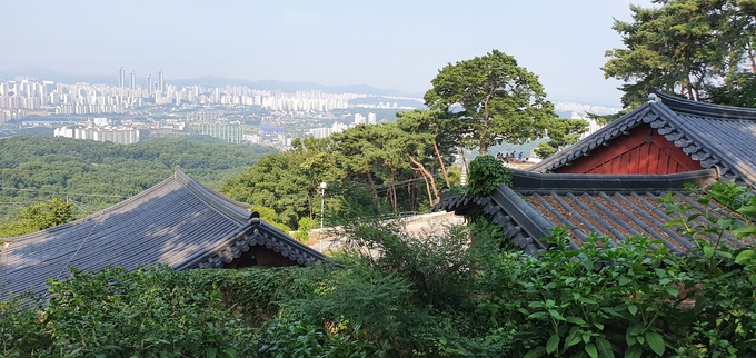 한 때 3000명의 스님들이 머물렀던 보적사에서 바라본 전망. (사진=성남학연구소 제공)