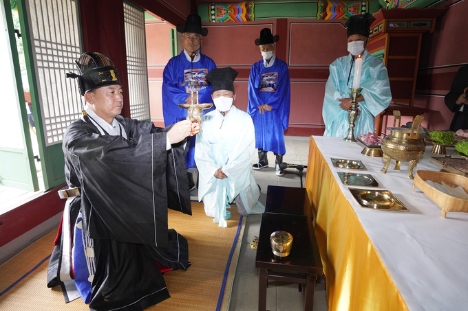 방세환 시장이 남한산성 내 숭렬전에서 백제를 창건했던 시조 온조대왕에게 추계 숭렬전 제향을 올리고 있다/광주시 제공