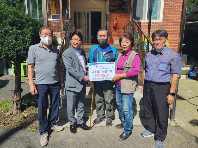 석봉국(왼쪽2번째) 퇴촌면장이 수해피해를 입은 주민들에게 구호물품을 전달하고 있다.(사진=광주시 제공)