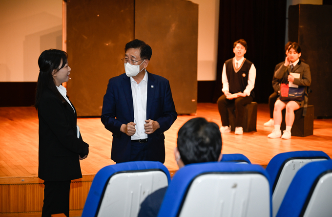 양평군(군수 전진선)이 지난 7일 농업기술센터 문화체육센터 대강당에서 공직자와 주민 160여명을 대상으로 민관협치·갈등관리에 대한 인식제고.역량 강화를 위한 '2022 연극으로 배우는 민관협치.갈등관리 교육'을 실시했다.(사진=양평군 제공)