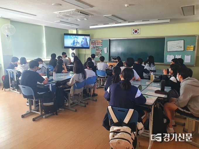 송우중학교 학생들이 생명사랑 교육에임하고 있다. (사진=송우중학교 제공)