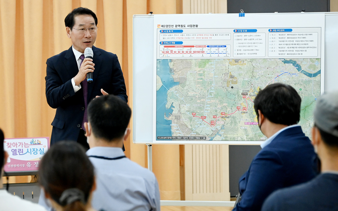13일 인천 남동구 서창2동 행정복지센터에서 열린 '찾아가는 열린 시장실'에서 유정복 시장이 주민들의 제2경인선 사업 추진에 대한 시민청원에 답변하고 있다. ( 사진 = 인천시 제공 )