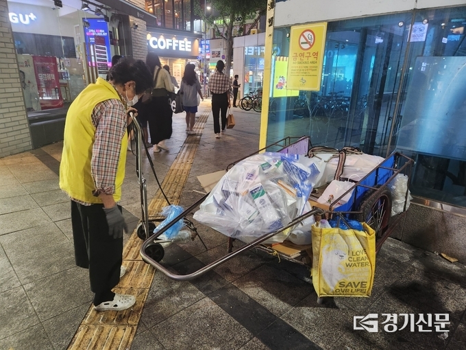 추석 연휴 마지막 날인 12일 저녁 수원역 8번 출구. 심 모씨(86)는 허리가 아픈 와중에도 좀처럼 일을 손에서 놓지 못했다. (사진=김세영 기자)