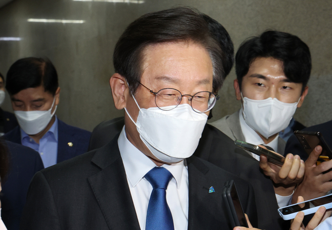 이재명 더불어민주당 대표가 12일 오후 국회 당대표실에서 비공개회의를 마친 뒤 이동하며 취재진의 질문을 받고 있다. (사진=연합뉴스 제공)
