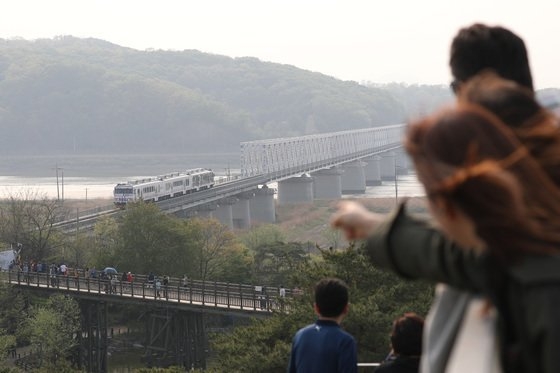 경기도 파주 임진각 경의선 철길에 평화열차 DMZ 트레인이 지나고 있다. (사진=연합뉴스 제공)